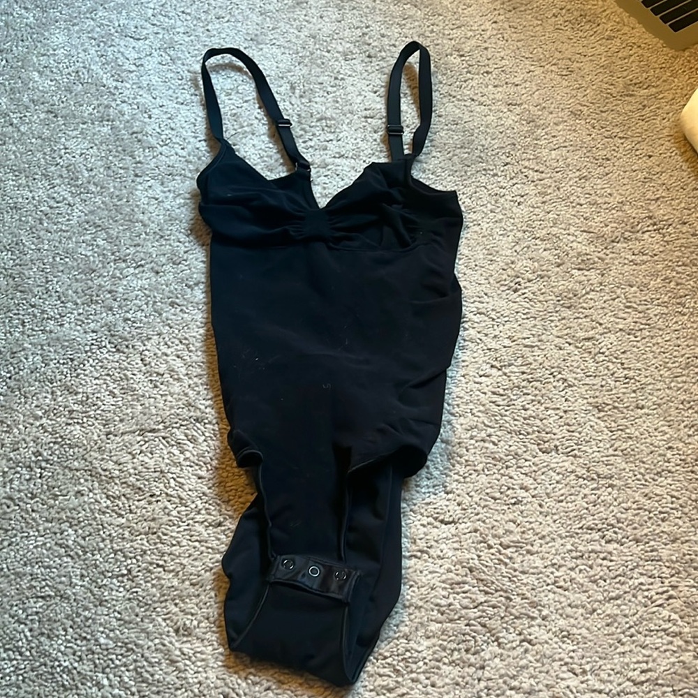 Bundle of shapewear. SKIMS / SPANX Sculpting bodysuits.Black /Onyx /Nude /Tan - Picture 2 of 11